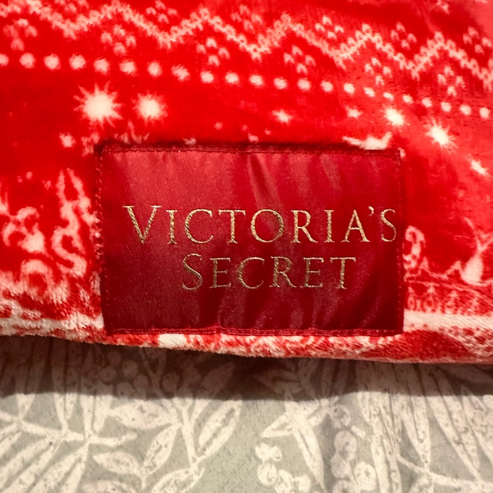 NEW! VICTORIA’S SECRET SHERPA BLANKET - Picture 2 of 5